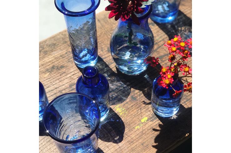 沖縄吹きガラス　青いガラスバスケット 花と葉の装飾 琉球ガラス フラワーベース ブルー | Gellery Shop 芭蕉
