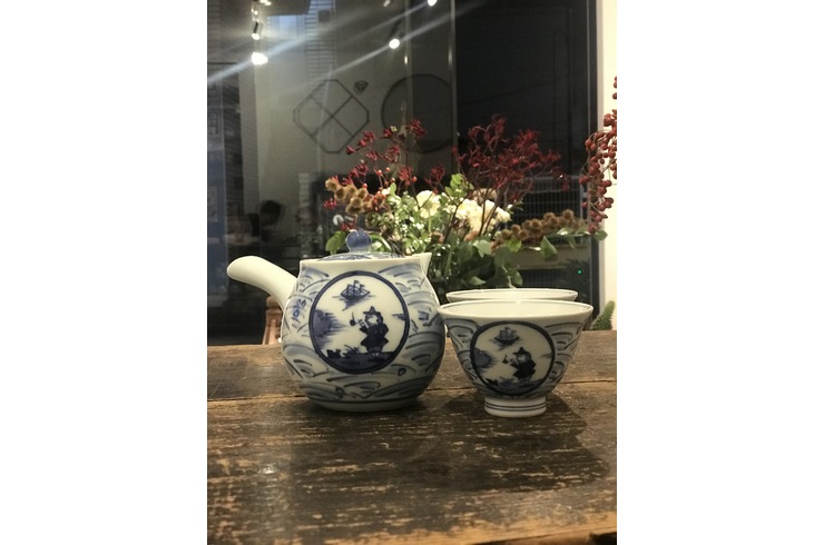有田焼しん窯青花の異人さんシリーズの珍しいアイテムは、東京