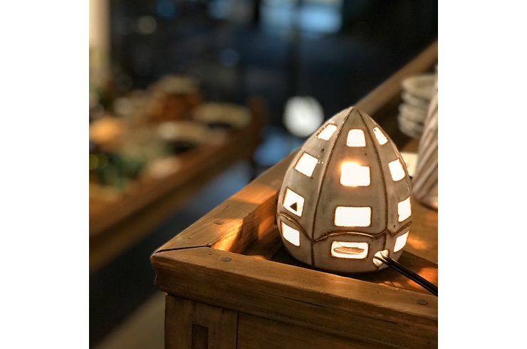 桜秋窯さんの陶器のランプシェードは、東京世田谷区豪徳寺駅の店